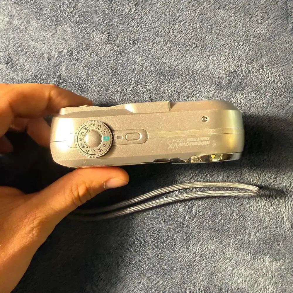 Sony Cyber-shot DSC-P73 4.1MP Digital Camera UNTESTED FOR PARTS ONLY